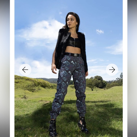 CROW SWARM CARGO PANTS LIMITED BLACKMILK NWOT SIZE 8 COMES WITH BELT - Picture 1 of 9